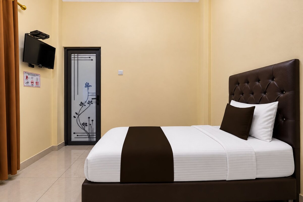 Standard Single Room | Desk, bed sheets