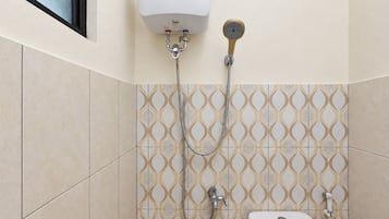 Een badkamer met toilet, douche en handdroger.
