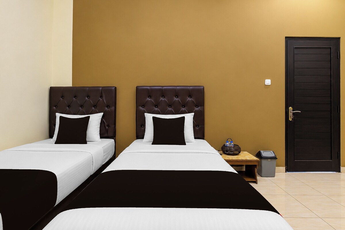 Deluxe Twin Room | Desk, bed sheets