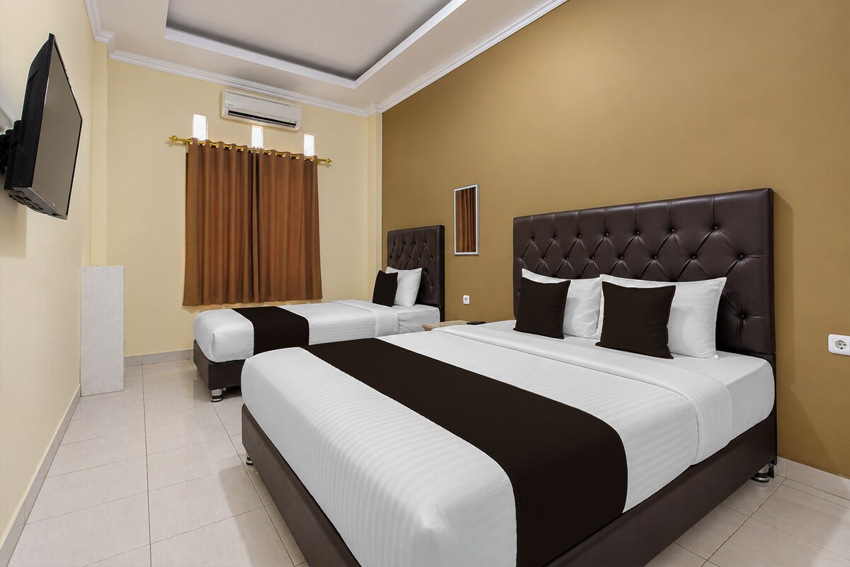 Family Suite | Desk, bed sheets