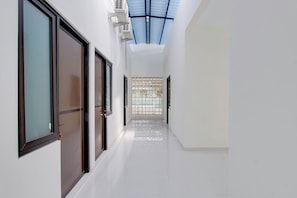 Un pasillo con tragaluz, un panel decorativo y un suelo limpio.