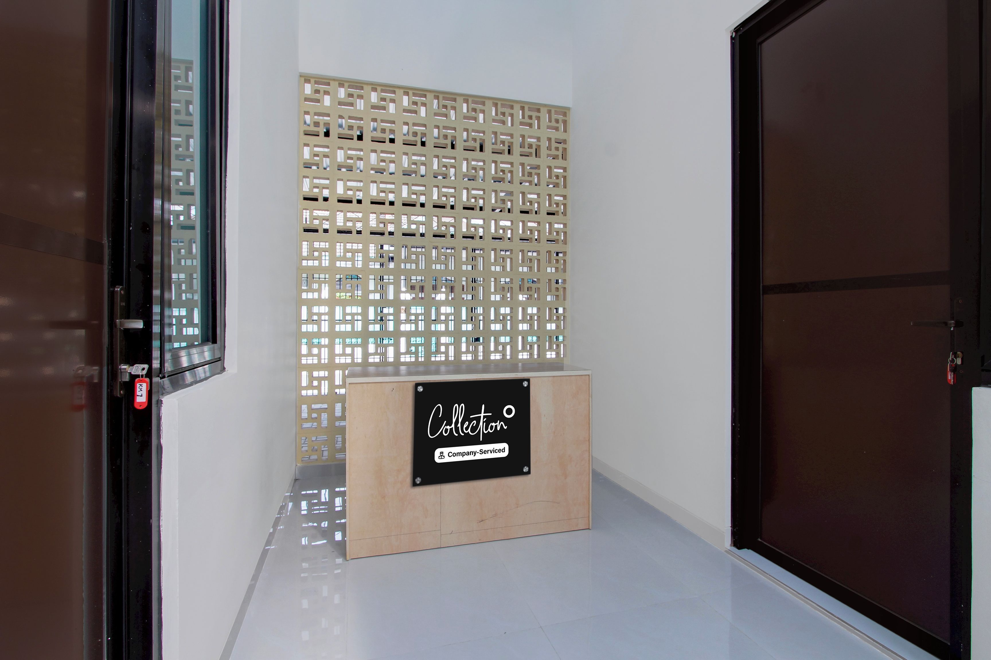 Una habitación con un separador de madera, una puerta y un letrero que dice 'Compañía de Cobranza - Servicio'.
