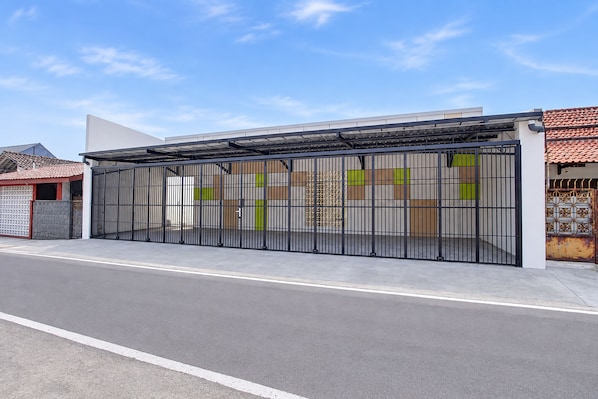 Front of property - Collection O near Terminal Tirtonadi (Surakarta)