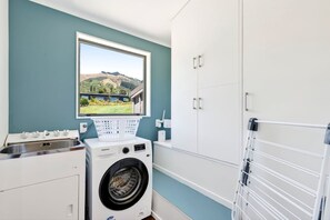 Interior - Kotare Heights - Pohara Holiday Home (Takaka)