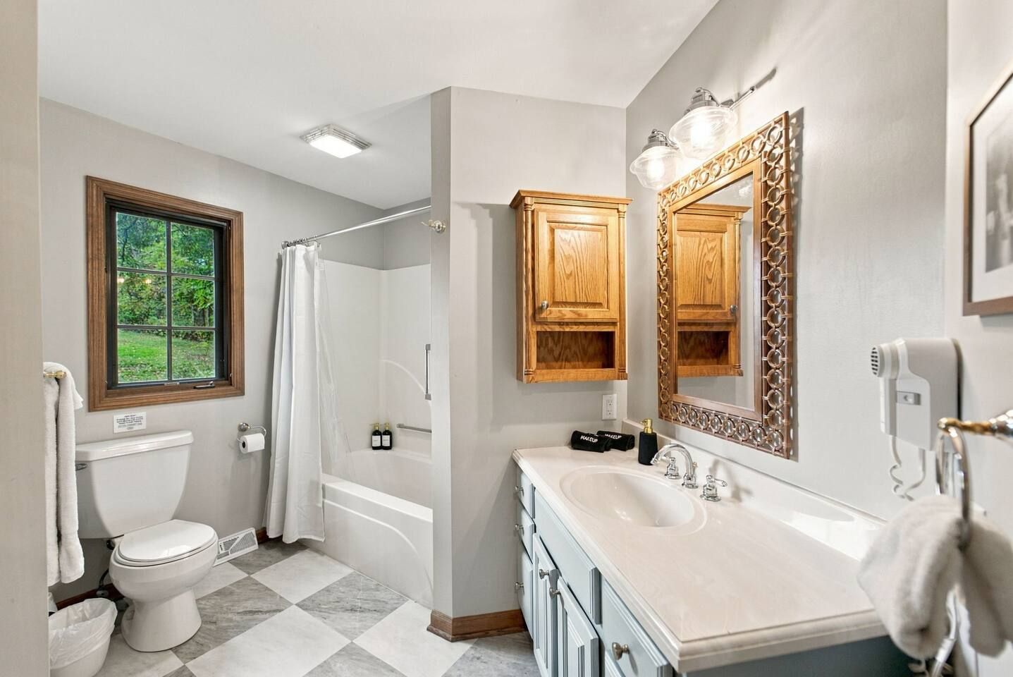 Un baño con inodoro, ducha, lavabo y tocador.