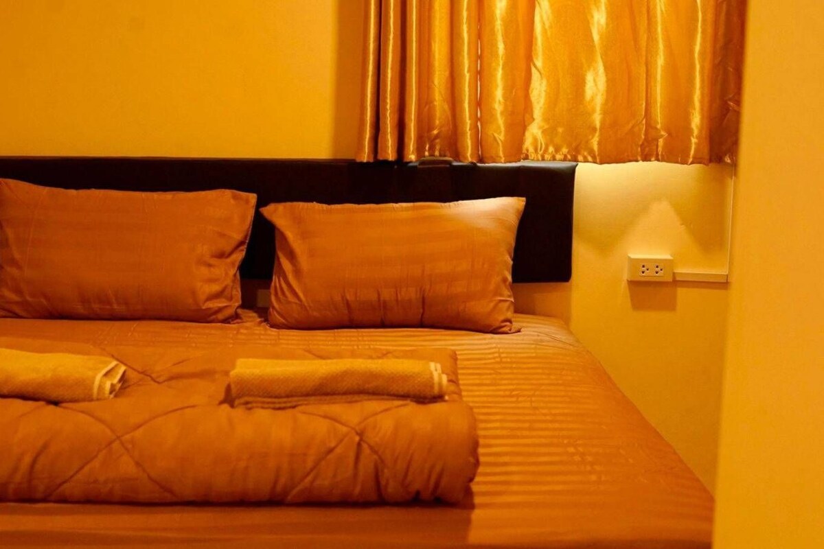 Quarto casal clássico | Cofres nos quartos, Wi-Fi de cortesia