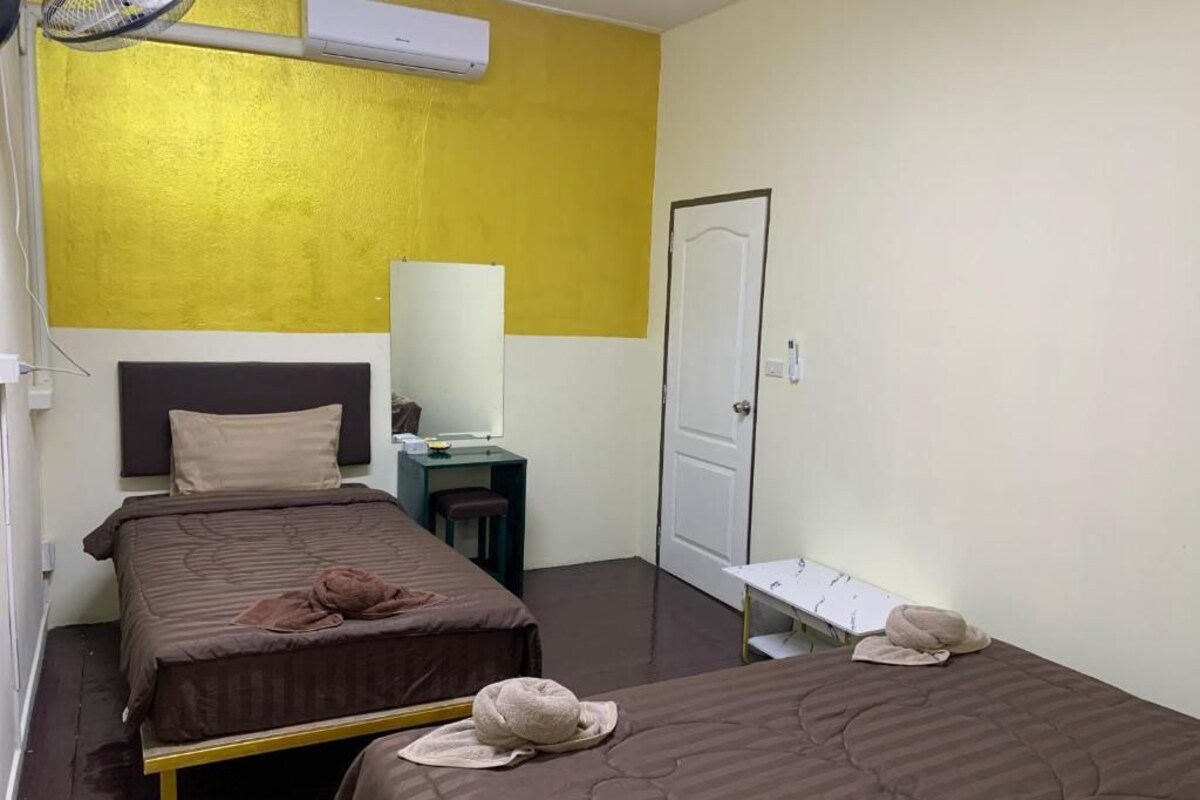 Quarto triplo clássico | Cofres nos quartos, Wi-Fi de cortesia