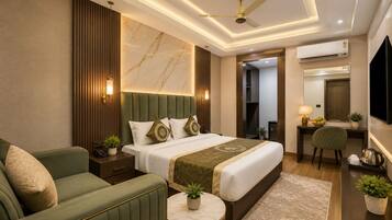 Habitación de hotel moderna con cama, escritorio, silla y televisor.
