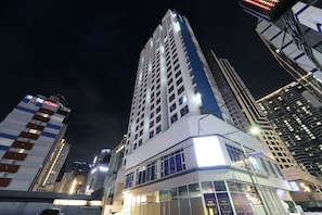 A high-rise hotel with multiple floors, large windows, and a prominent sign. - Haeundae Avenue The Solid (Busan)