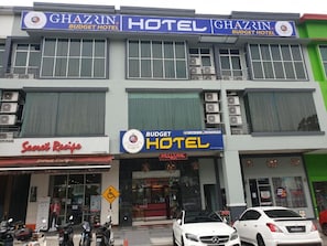 A multi-story building with a 'GHAZRIN BUDGET HOTEL' sign, a 'BUDGET HOTEL' sign, and a 'Secret Recipe' restaurant. - Ghazrins Hotel Dataran Larkin (Taman Dataran Larkin)