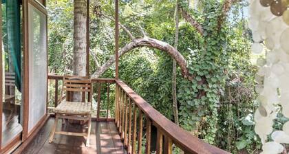 Samastiti Jungle Treehouse: private pool above the river, central Ubud