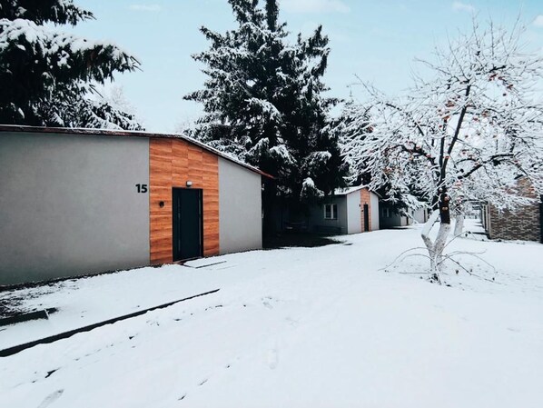 Zona residencial cubierta de nieve con un edificio marcado con el número 15.