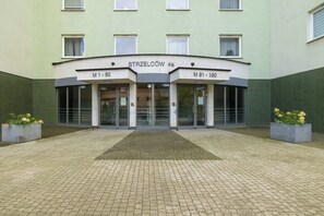 Entrada de un edificio con dos puertas identificadas con 'M1-80' y 'M81-160'.