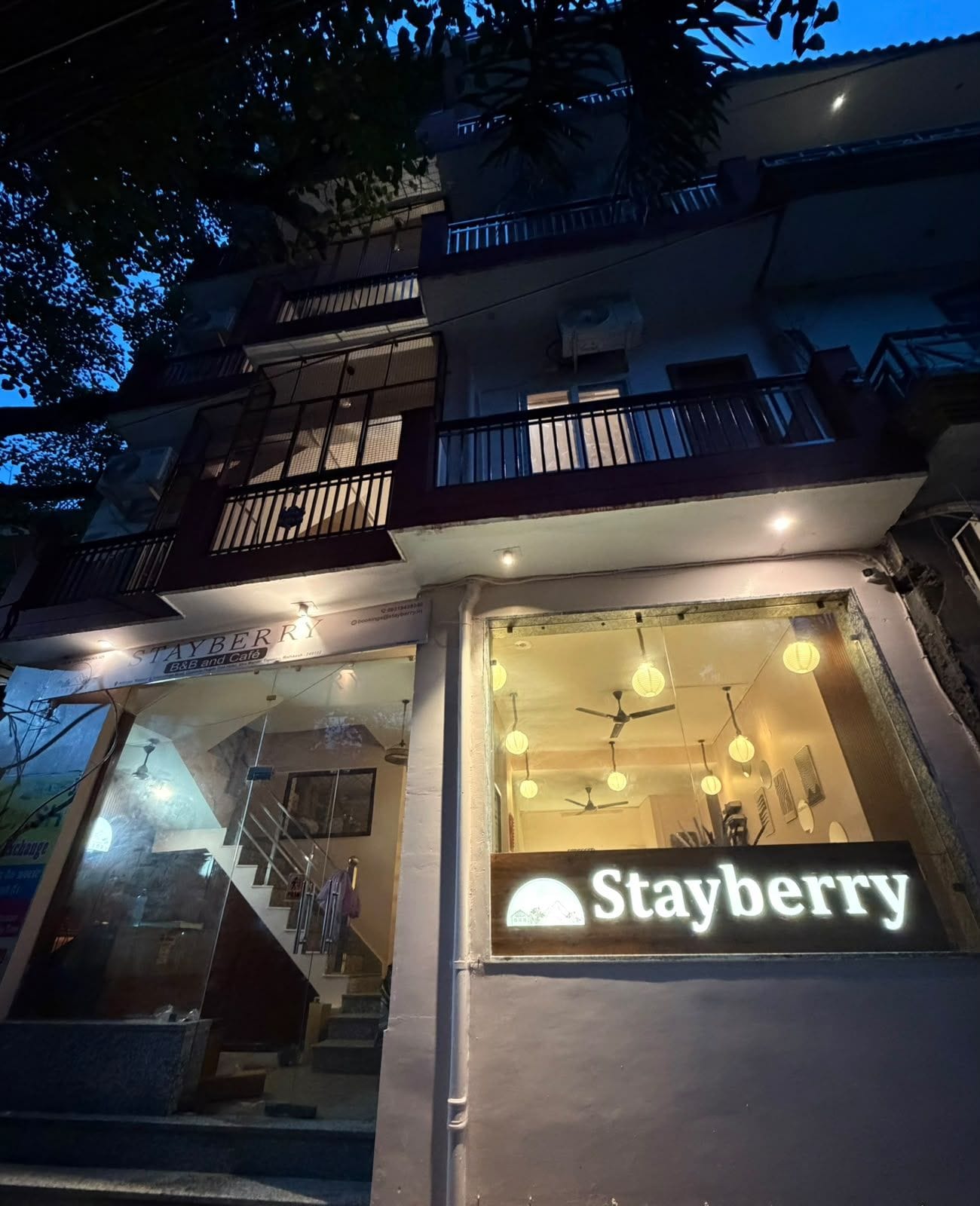 Un bâtiment dont la devanture porte l’inscription « Stayberry » et qui est agrémenté d’une enseigne représentant un soleil et une maison.