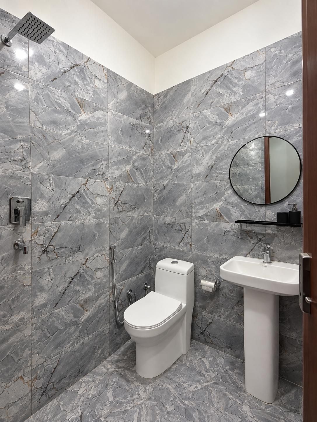 Une salle de bain avec des toilettes, un lavabo et une douche.