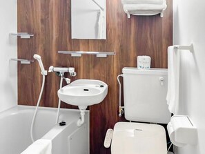 Et stilfuldt badeværelse med badekar, vask og toilet.