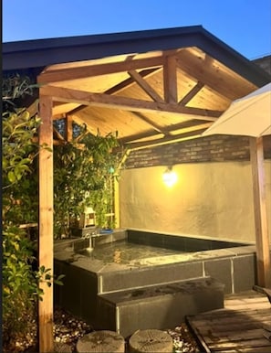 Outdoor spa tub - Dae Sung Gwan Onchun Hotel (Busan)