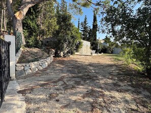 Unclassified image, 4 of 9, button - A quiet little corner of paradise (Ceyreste)