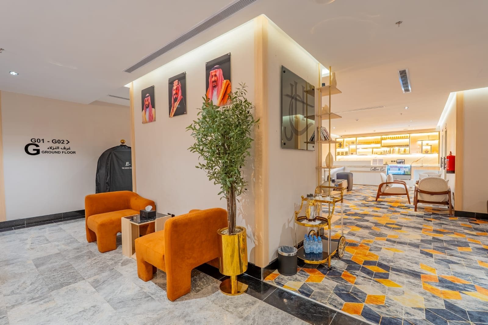 Un vestíbulo de hotel con asientos, una recepción y una barra de café.