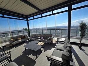 A modern living room with a sofa set, a coffee table, and a potted plant. - JTower Royal Suites & Penthouse (Jerusalem)