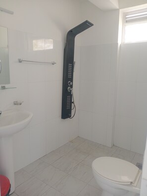 Bathroom - Kingdom Gate Holiday Inn (Katugastota)