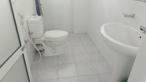 Bathroom - Kingdom Gate Holiday Inn (Katugastota)