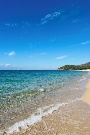 A beach with clear water, a sandy shore, and a hilly landscape in the background. - Cozy home just a 5-minute walk from the beach, along Geremeas Bay (Geremeas)