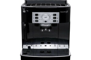Een zwarte koffiemachine met bedieningspaneel, merknaam en een opvangbak.