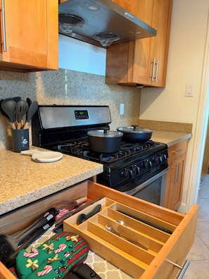 A kitchen with wooden cabinets, a stainless steel stove, and a granite countertop. - Superb 3-bedroom cabin with AC in delightful San Jose (San Jose)