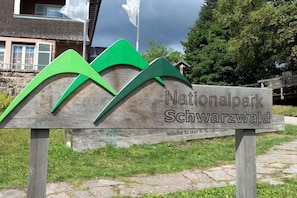 Un panneau indiquant le parc national de la Forêt-Noire, avec un motif de montagne vert.