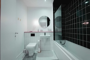 A modern bathroom with a toilet, sink, and shower. - Modern City Centre Apartment| Moorfields| Sofa Bed (Merseyside)