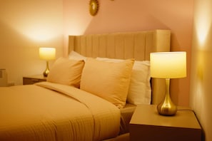 A hotel room with a bed, two bedside lamps, and a nightstand. - Modern City Centre Apartment| Moorfields| Sofa Bed (Merseyside)