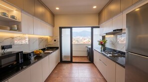 Una cocina moderna con vistas a la ciudad a través de un ventanal.