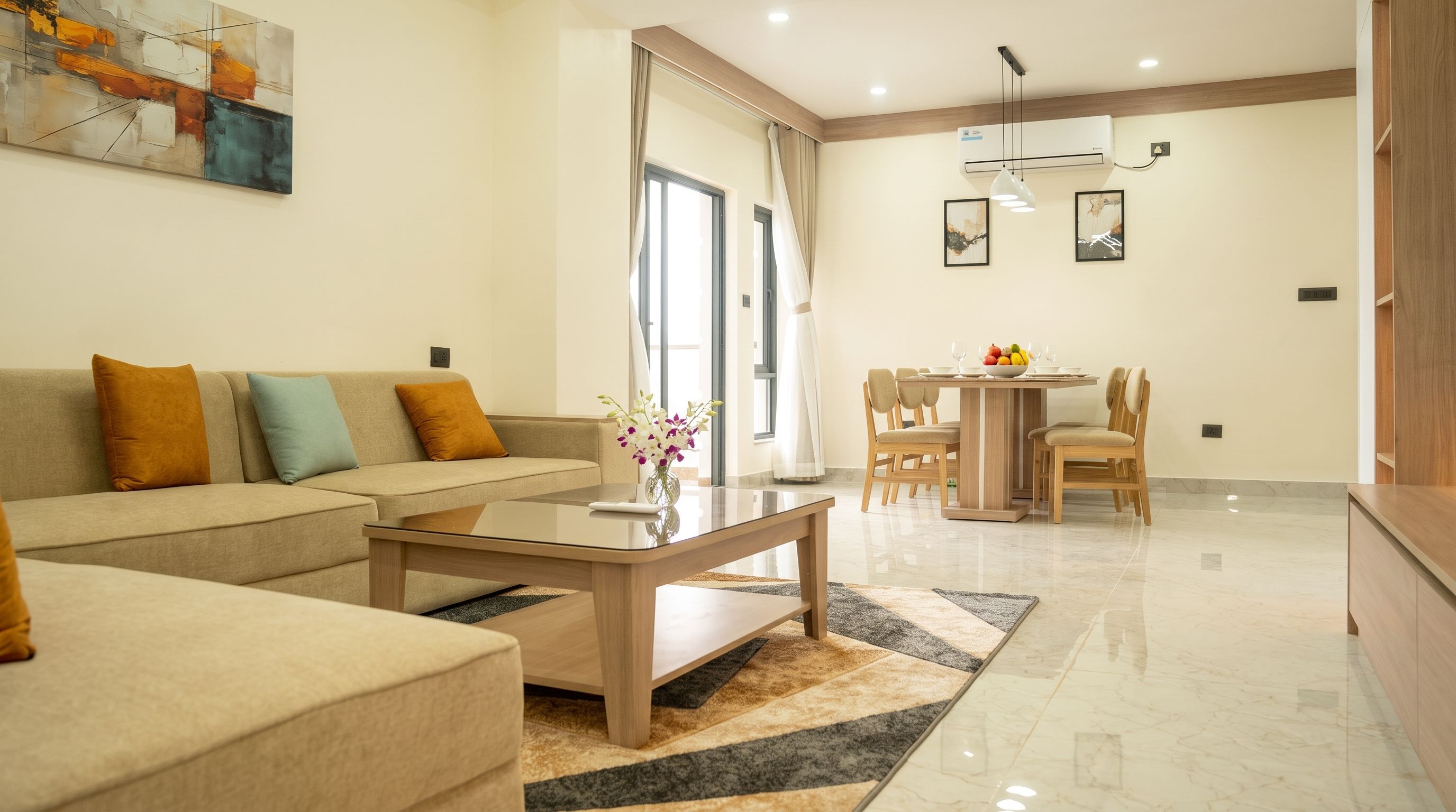 Un salon moderne avec un canapé, une table basse et un coin repas.
