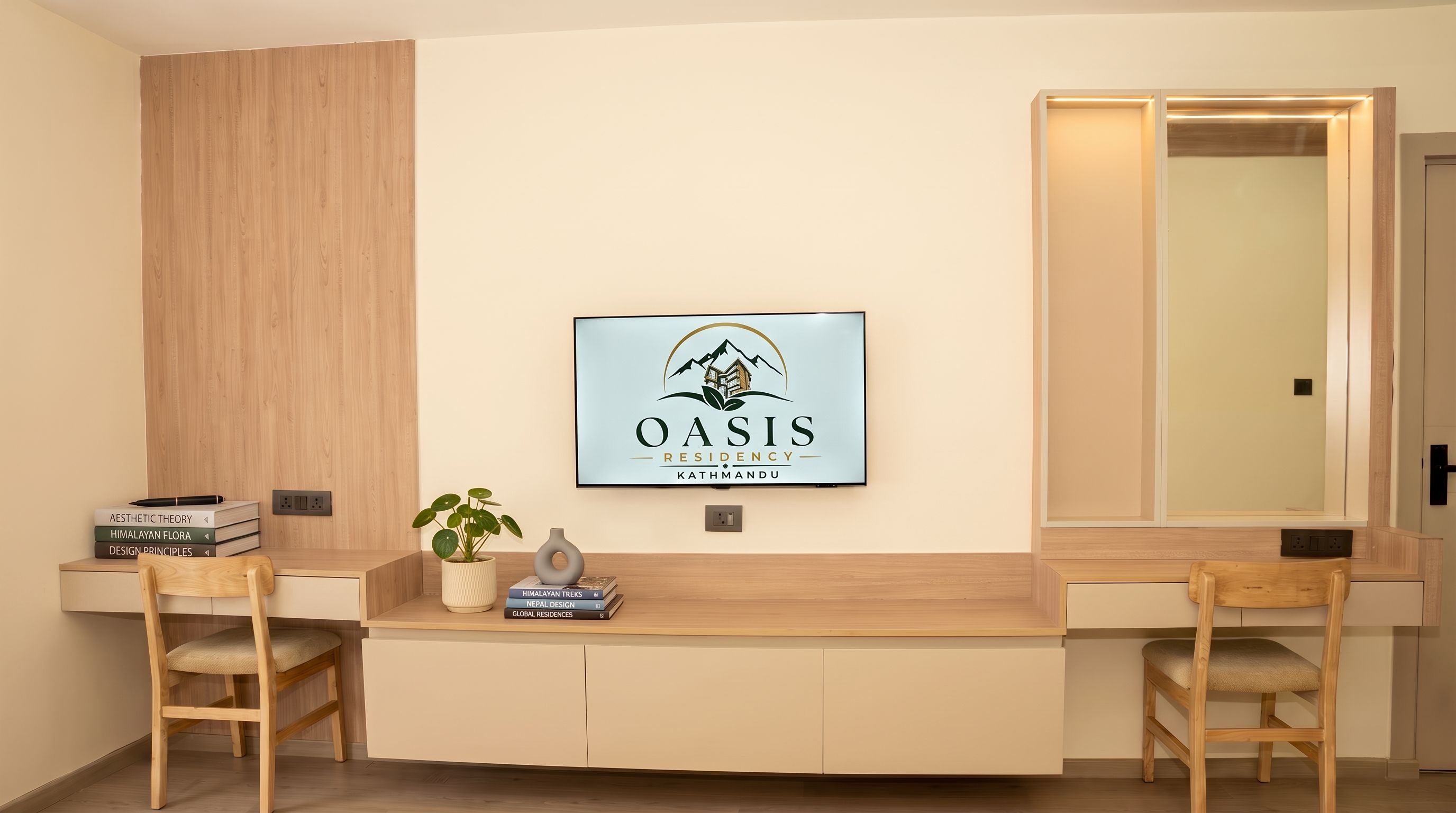 Ein modernes Wohnzimmer mit einem Wandfernseher, der ein Logo zeigt, einer Holzbank, einem kleinen Tisch mit Büchern und einer Topfpflanze.