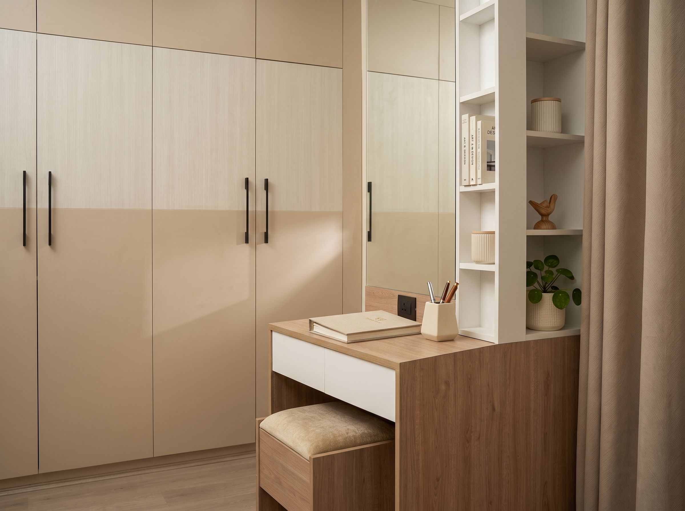 Une pièce moderne et minimaliste, dotée d’un bureau en bois, d’une bibliothèque et d’une grande armoire.