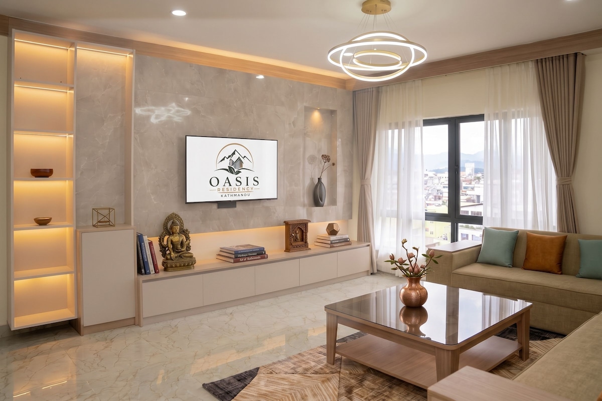 Una sala de estar moderna con una mesa de centro de vidrio, un sofá, un televisor montado en la pared y una estatua decorativa de Buda.
