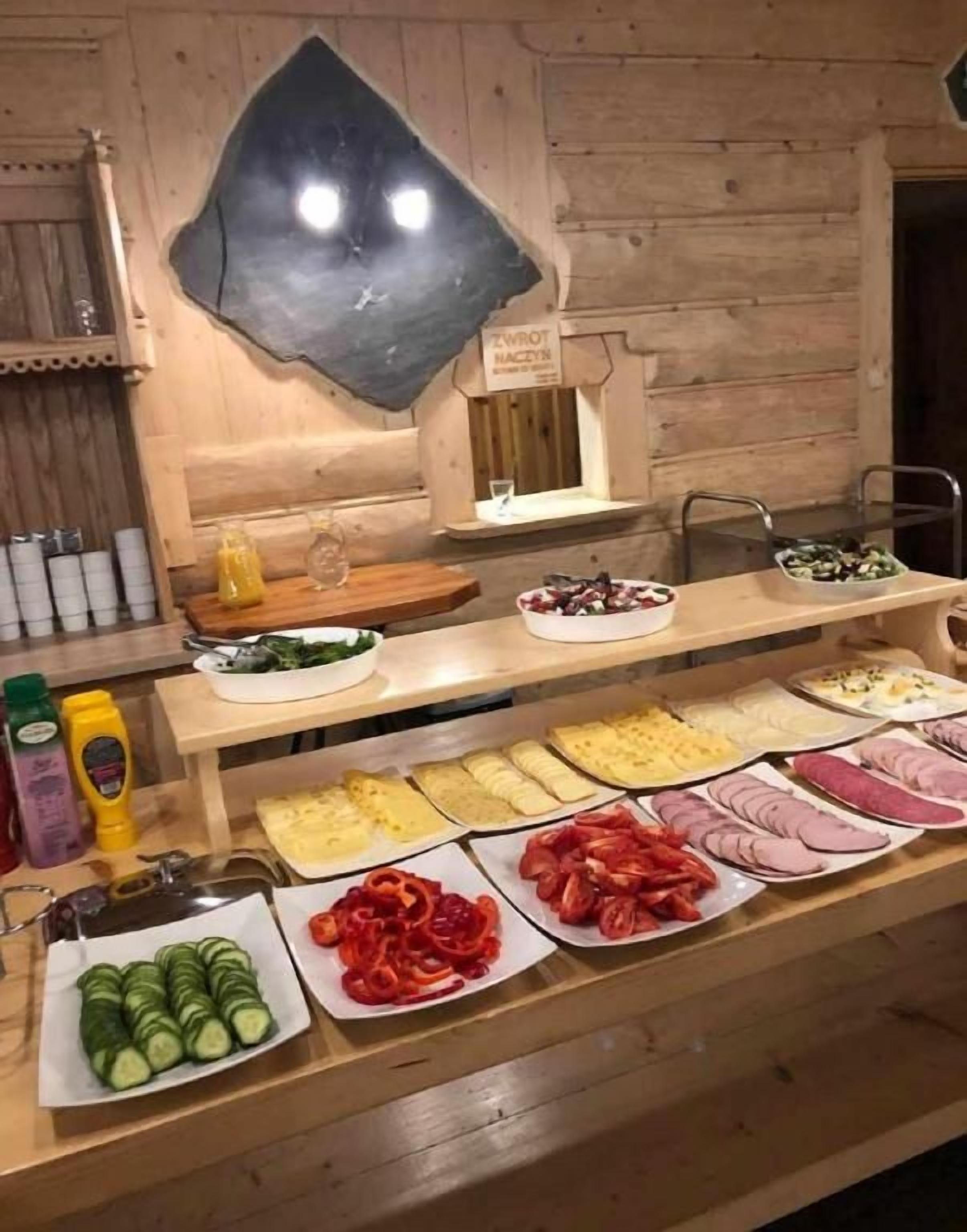 Ein Buffet mit verschiedenen Speisen und Beilagen.