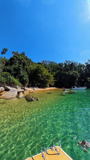 Hot waters beach - reachable by boat or a few min by car + soft tracking trail - Porto Frade Stay • Angra • Privet Gourmet Lounge • Golf, Marina & Beach Access (Angra dos Reis)