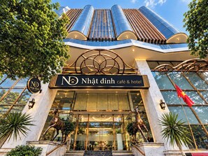 Un edificio moderno con cafetería e hotel.