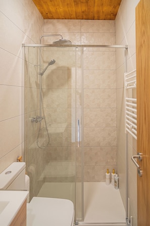Bathroom - Casas de S. Pedro – Gerês | Private Pool, Garden & BBQ (Unknown)