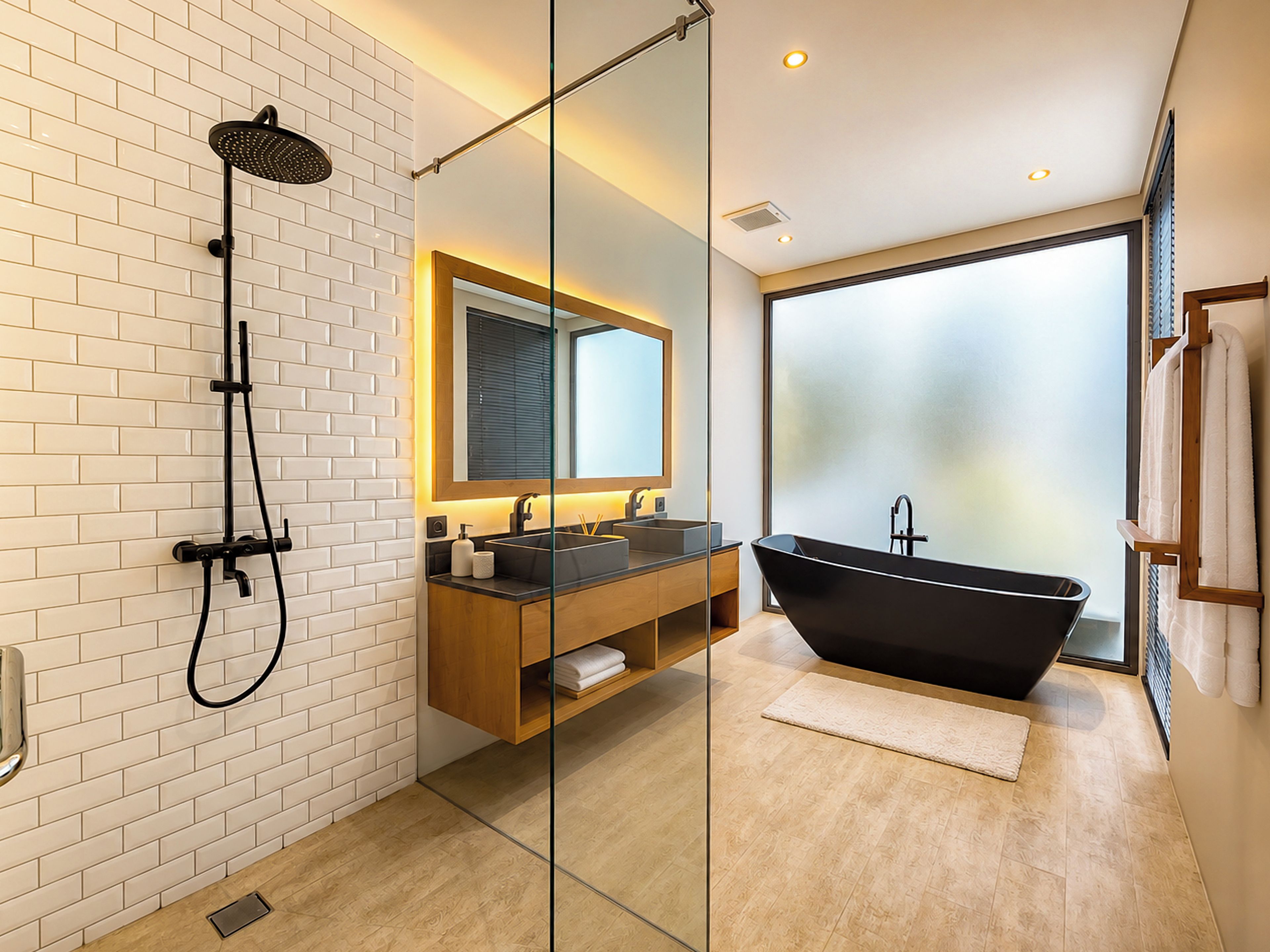 Un baño moderno con una bañera independiente, una ducha con cerramiento de vidrio y un mueble de tocador de madera con espejo.