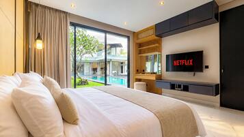 Una habitación de hotel moderna con una cama grande, un televisor mostrando 'NETFLIX' y vista a una piscina a través de la puerta de vidrio.