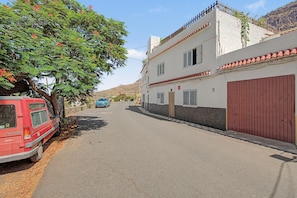 Property grounds - Vacation Home 'Ca Mensa' with Mountain View, Private Terrace and Wi-Fi (El Hoyo)