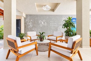 Un área de estar moderna con muebles de madera y una pared decorativa.