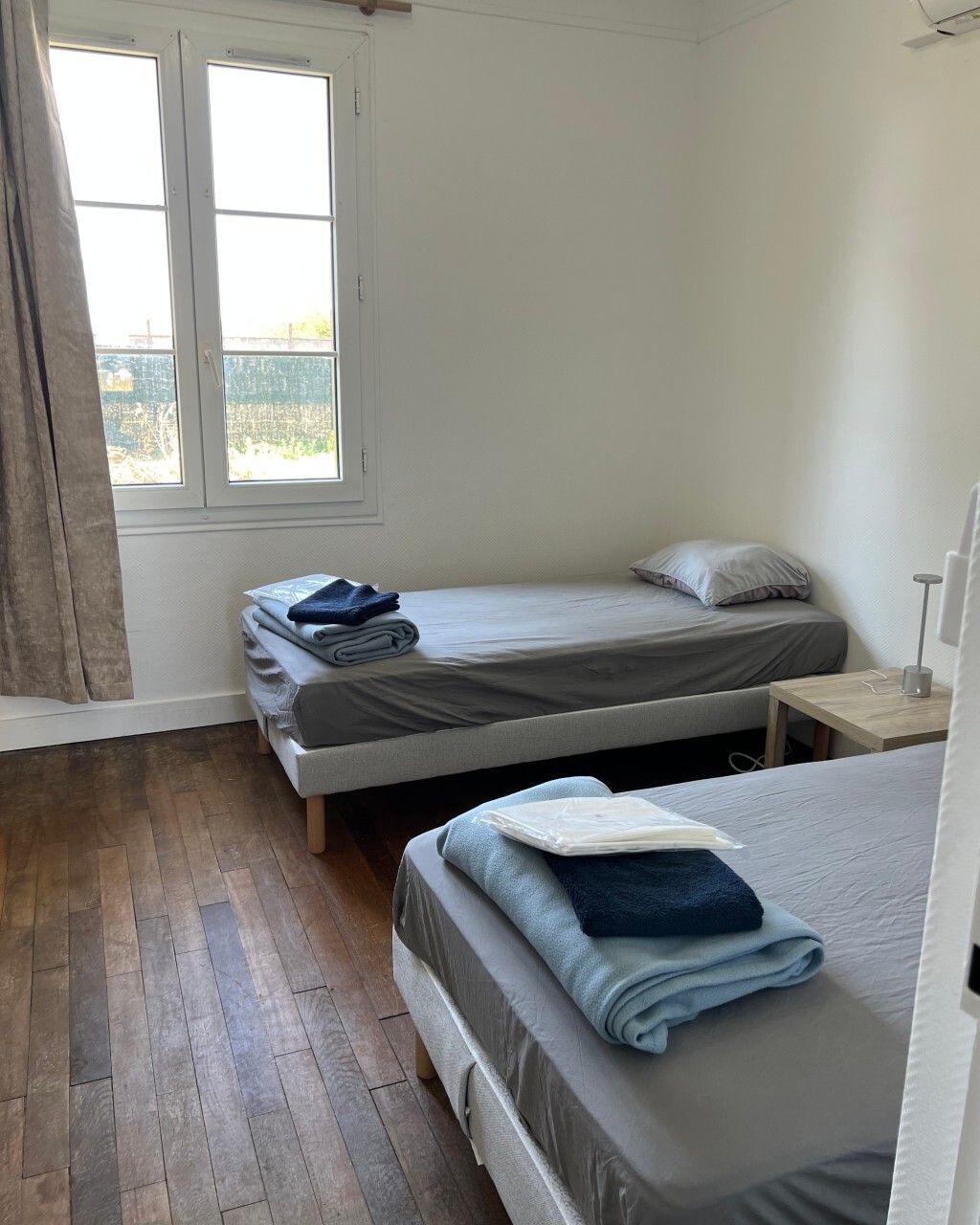 Chambre spacieuse et lumineuse avec climations et deux lits simples pour votre confort