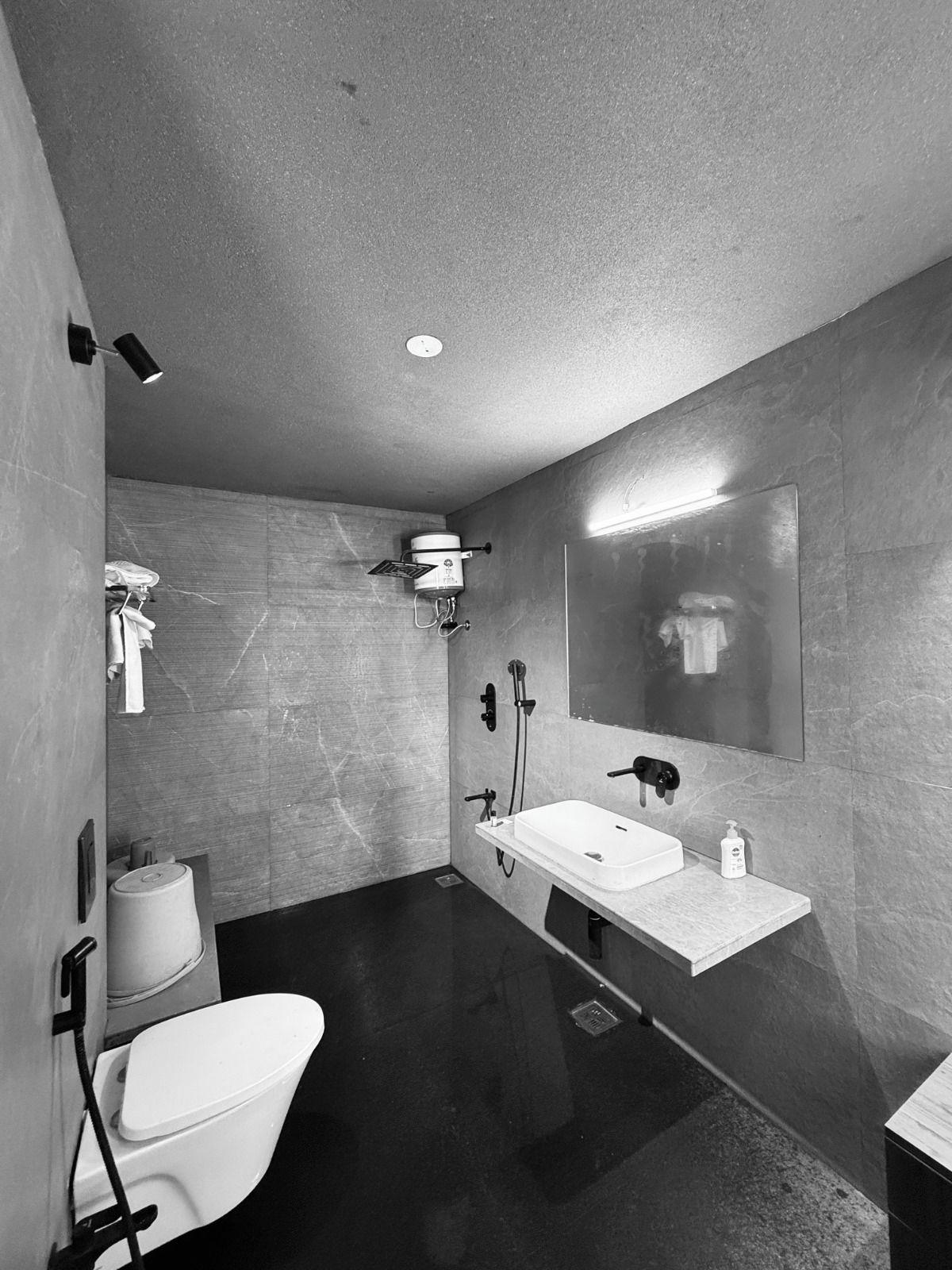 Un baño moderno con inodoro, lavabo y ducha.