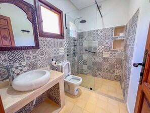 A bathroom with a sink, toilet, and shower area. - Vrbo Property (Tanger)