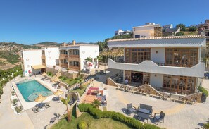 A resort with a swimming pool, outdoor seating, and a view of the surrounding landscape. - Vrbo Property (Tanger)