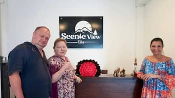 Una reception con un cartello che riporta 'Scenic View Ella'.
